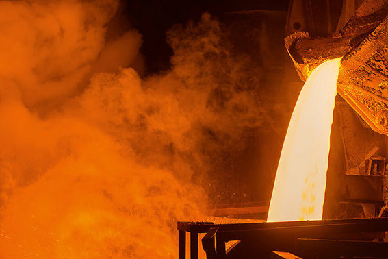 Hochofen flüssiges Metall wird ausgegossen